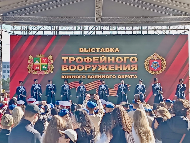 Выставка трофейного оружия и военной техники.