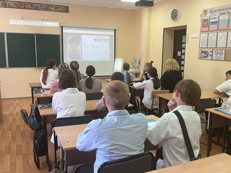 Первая учебная неделя началась с торжественной церемонии поднятия флага и исполнения гимна РФ..